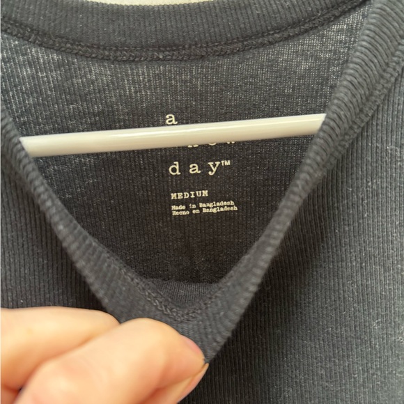 Basic black tank - Picture 2 of 2